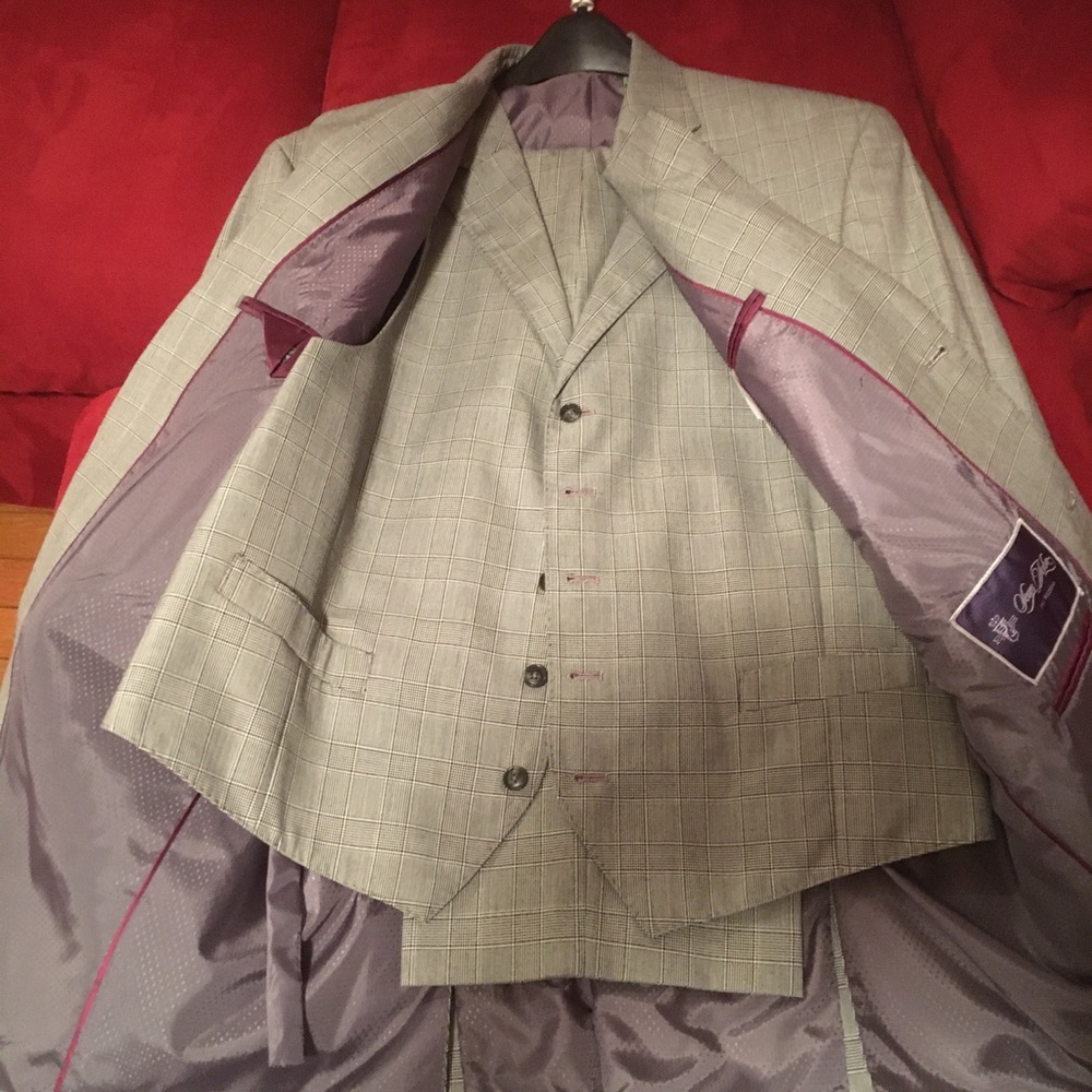 Sean John 3-piece fine tailored suit. Grey checked. Size 42L. Worn once.